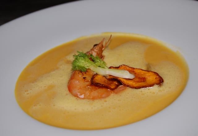 Raviole de gambas, velouté de fenouil-orange émulsionné