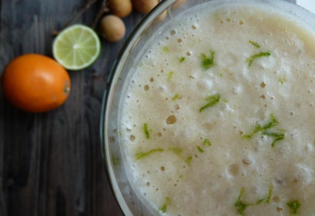 Smoothie banane, longan, lait de coco