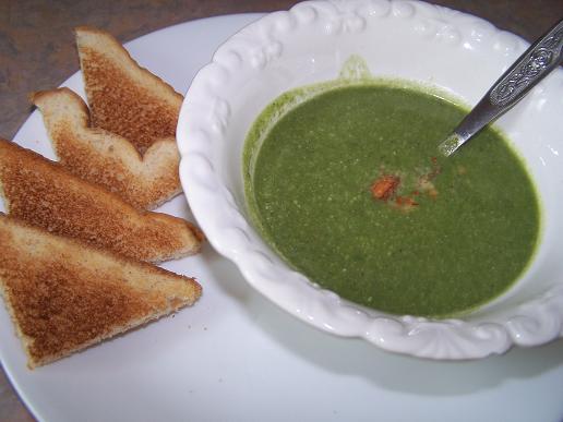 Soupe aux épinards et amandes