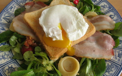 Salade fraîcheur aux œufs pochés