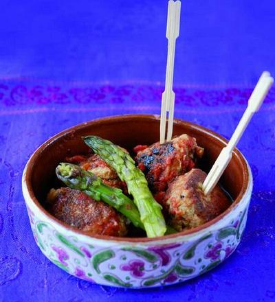 Kefta d'asperges et de merlan sauce tomate à la citronnelle