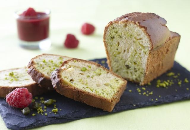 Cake marbré à la pistache et coulis de fruits rouges