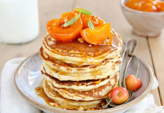 Pancakes au lait de chèvre et abricots rôtis au miel