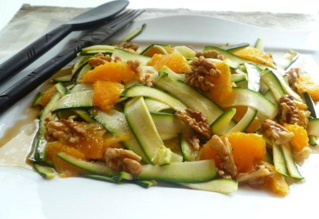 Salade de courgettes aux noix et à l'orange