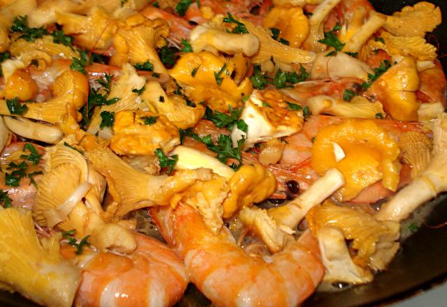 Méli-mélo de Girolles  et crevettes tièdes en sauce  vinaigrette biphasée Amora