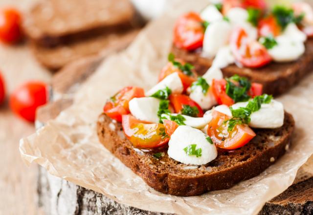 Tous en cuisine : Cyril Lignac partage sa recette facile et gourmande de tartines aux tomates confites et burrata