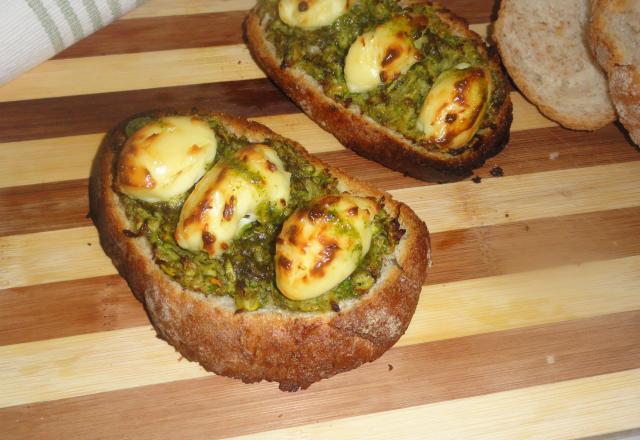 Tartine de courgettes aux quenelles de fromage blanc et pesto