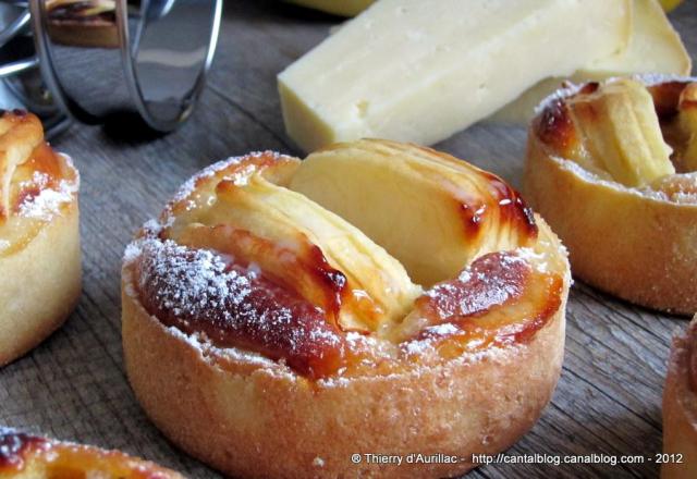 Tartelette pomme, caramel et Cantal jeune