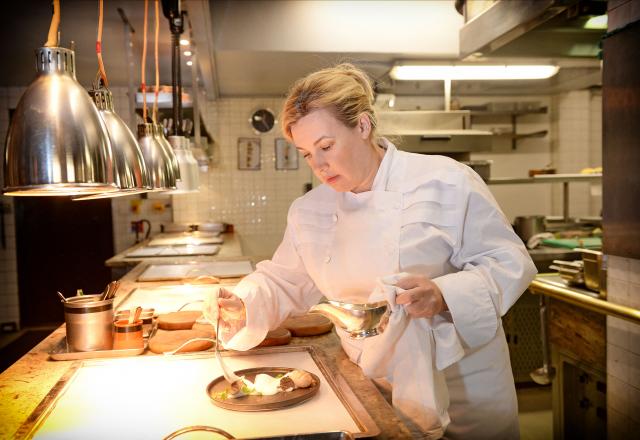 La cheffe Hélène Darroze dévoile la recette de sa sauce parfaite pour sublimer vos plats !