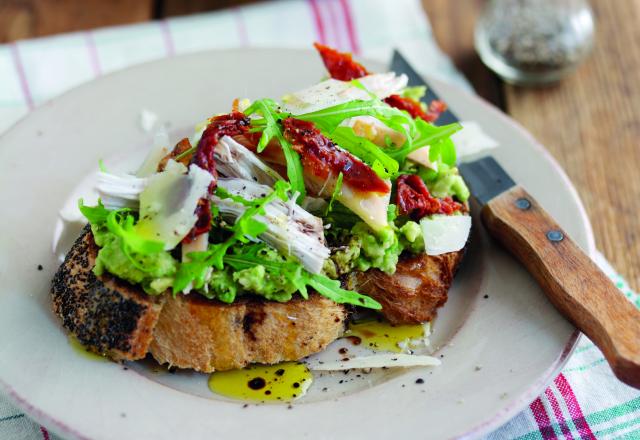 Tartine à l'avocat, poulet grillé et tomates séchées