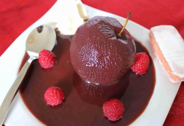 Pommes pochées au vin rouge et gelée de framboises, épices