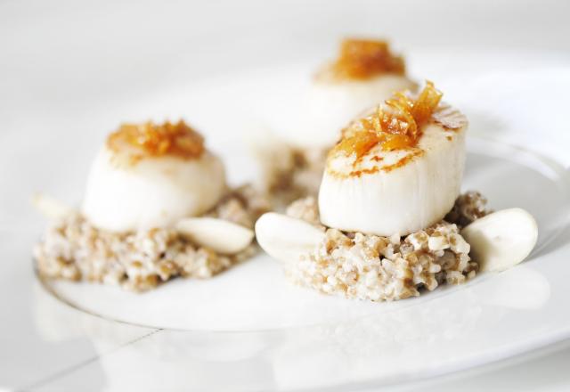 Noix de Saint-Jacques rôties au caramel ambré de fructose, parfum de citron jaune et risotto d'épeautre aux amandes fraîches