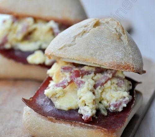 Petits pains garnis aux 3 fromages, œufs brouillés et viande des grisons