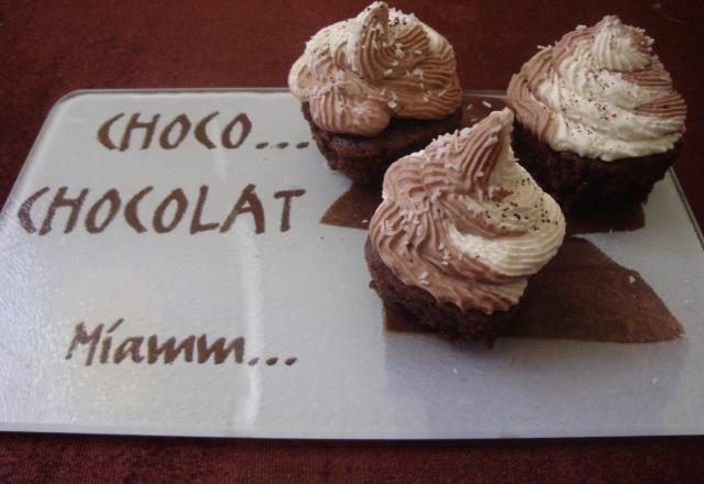 Cupcakes chocolat/courgette chantilly noix de coco et chocolat