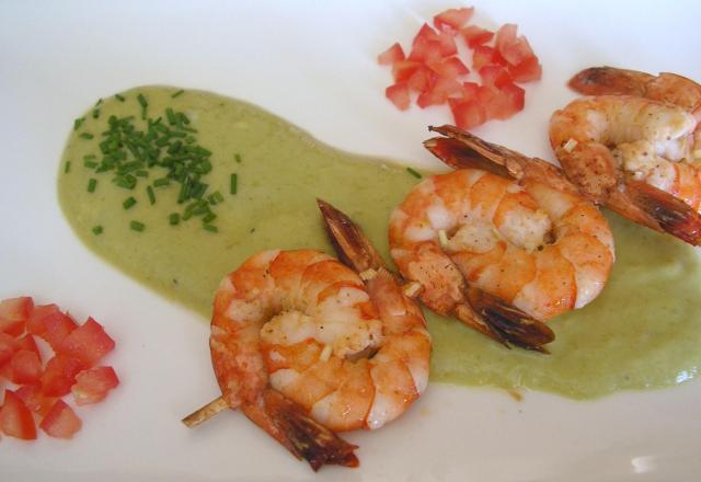 Brochettes de gambas au coulis de courgettes