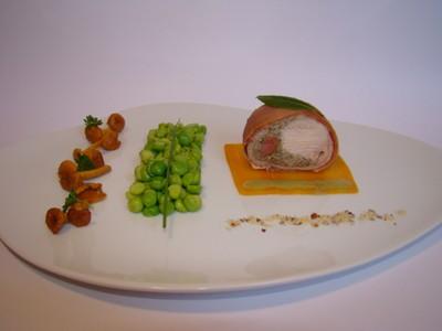 Râble de lapin farci aux petits rosés et herbes fraiches, poêlée de girolles au persil plat, carottes fondantes et petits pois frais, jus aux herbes