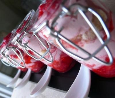 Verrines au baba au rhum et à la mousse de fraises