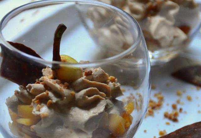 Mousse au Carambar et poires caramélisées au praline