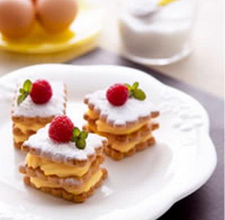 Mille-feuilles de minis petits-beurres à la crème vanillée