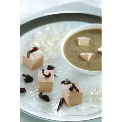 Dés de foie gras aux éclats de chocolat noir et velouté lentilles/foie gras avec ses cubes de Sauternes gélifiés.