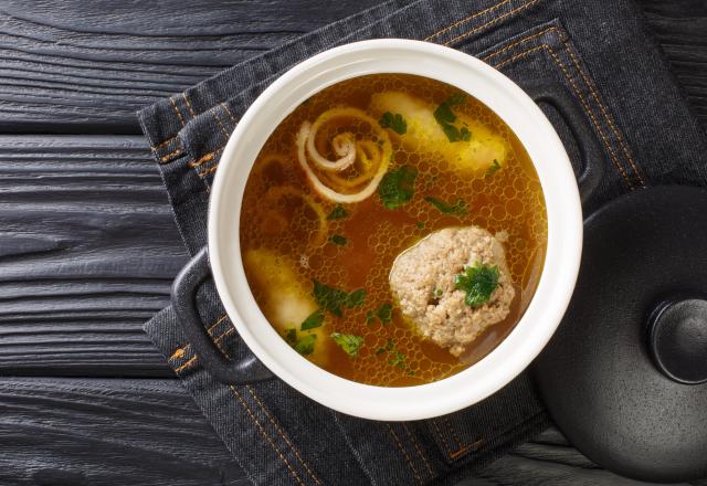 “Il a un goût extraordinaire” : Cyril Lignac livre sa recette de bouillon aux boulettes et aux légumes qui va vous emmener jusqu’en Asie