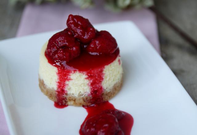 Mini New York cheesecakes avec compotée de framboises