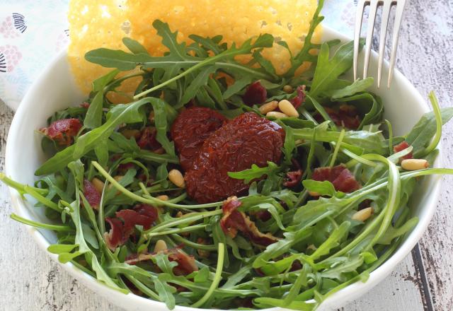 Salade de roquette, parmesan, tomates séchées et pancetta