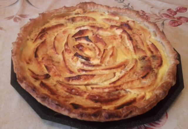 Tarte aux pommes-banane parfumée à la cannelle et au rhum