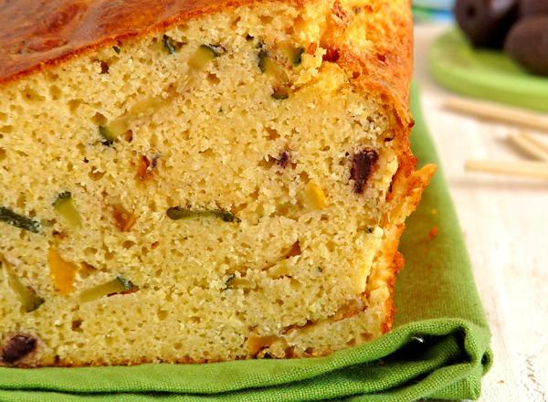 Cake de polenta, amandes & courgettes