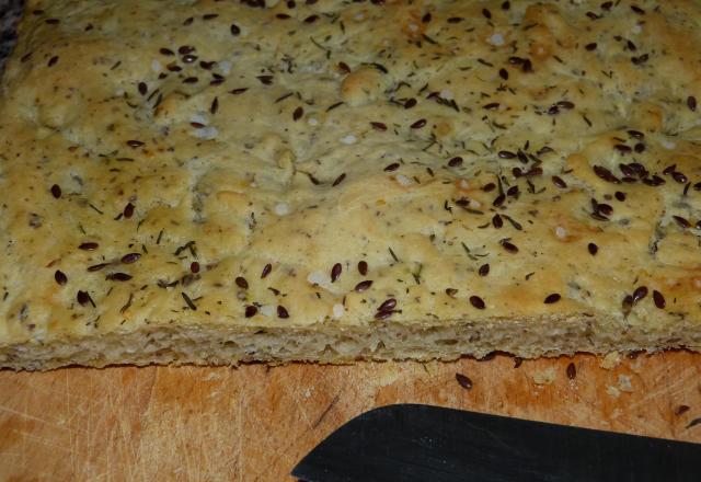 Focaccia au thym, graines de lin brun et fleur de sel