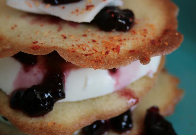 Mille-feuille de panna cotta d'ossau-iraty et confiture de cerises noires