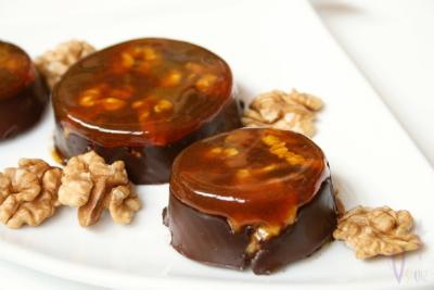 Palet de chocolat à l'orange, au caramel de noix et curcuma