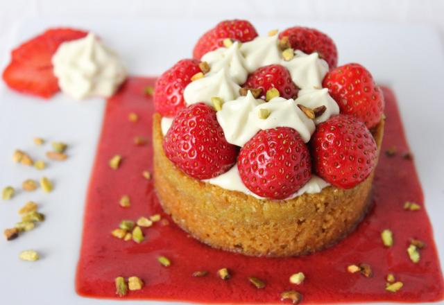 Sablé breton sur sa soupe de fraises Andros, crème et chantilly à la pistache