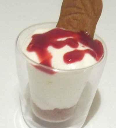 Verrine mousse de fromage blanc au cœur de coulis de fruits rouges