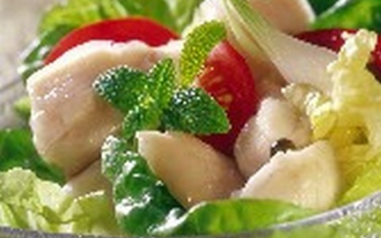 Salade de bar à la tahitienne, mariné au citron vert, lait de coco et salade fraîche