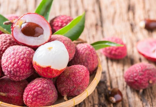 Voici la question à poser à votre primeur pour savoir comment choisir des litchis bien sucrés et juteux pour cette fin d’année !