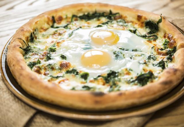 Pizza à la roquette, fromage et œufs