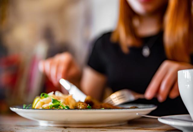 “Je me retrouvais pendant 4h devant mon assiette” : le témoignage de Pauline sur sa néophobie, la peur de goûter de nouveaux aliments