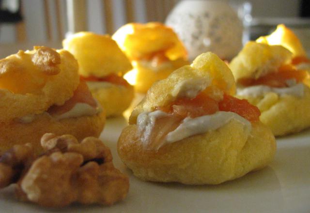 Petits choux farcis à la crème de roquefort, noix et saumon fumé