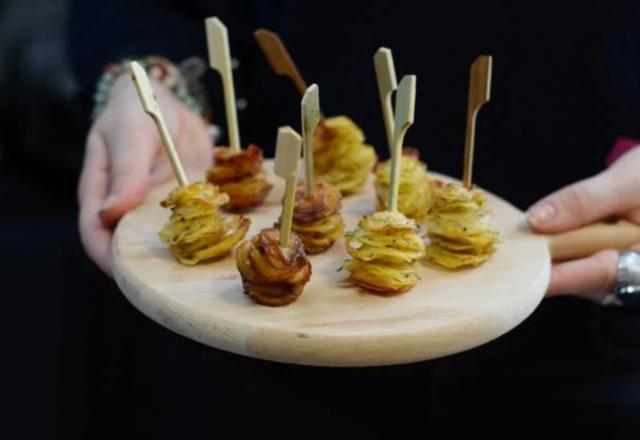 Voici une recette parfaite pour l’apéritif dînatoire du Nouvel An, nos irrésistibles bouchées de pommes de terres croustillantes !