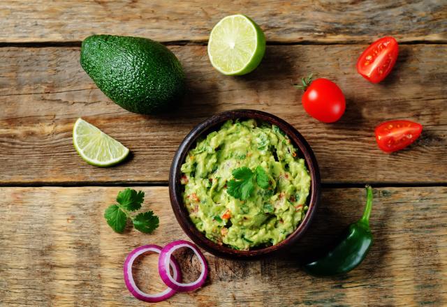 “Je préfère utiliser des oignons rouges” : un chef mexicain partage sa recette pour un guacamole parfait, idéal pour vos apéritifs de l’été !