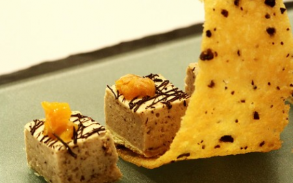 Marschmallow praliné au foie gras et chocolat noir, confit d'orange et dentelles