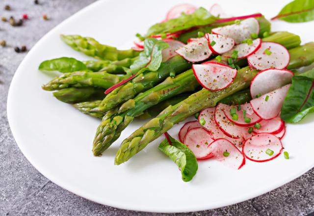 Salade d'asperges, radis et pousses de betterave