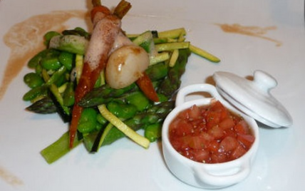 Salade tiède de légumes, écume d'eau de tomate en vinaigrette