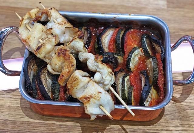 Ratatouille et brochettes de poulet grillé