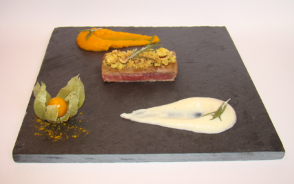 Ardoise d'agneau grillé au romarin, purées de potimarron curcuma et topinambours vanille, crumble noisettes et zestes d'orange