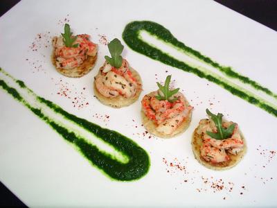 Blinis d'écrevisses marinées au gingembre et piment de cayenne, coulis de roquette