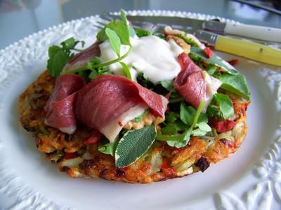 Salade de cresson et d'herbes fraîches sur rösti garnie de magret de canard fumé