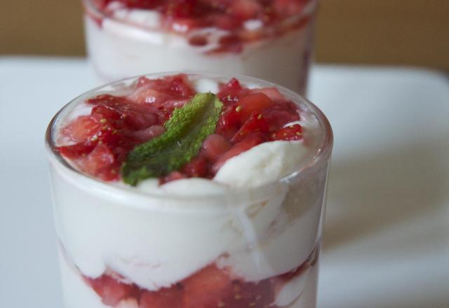 Verrines de ricotta et fraises au coulis de miel