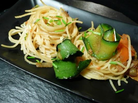 Spaghettis aux tagliatelles de légumes épicés